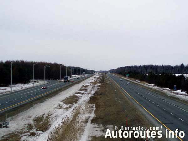 A gauche se trouve les voies en direction de Qubec, Lvis, Montmagny, Rimouski et les destionations de l'Est, tandis qu' droite se trouve les voies menant vers Longueuil, Montral, Ottawa, Toronto et les autres points vers l'Ouest.