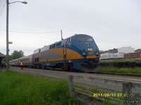 Via Rail 915 (P42DC / Genesis)